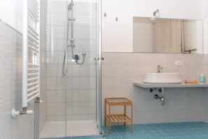 Deluxe-Doppelzimmer, 1 King-Bett, Strandblick | Badezimmer