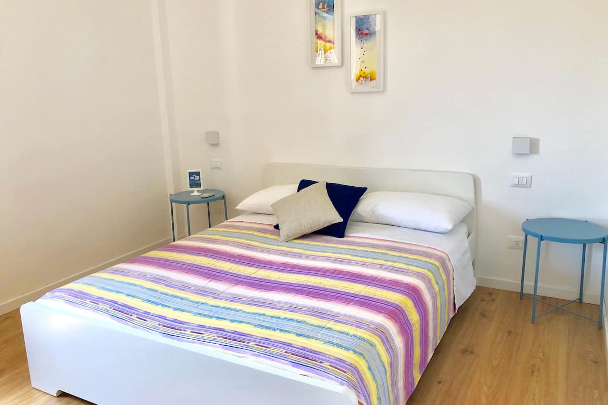 Classic Double Room | Minibar, desk, WiFi (free), bed sheets