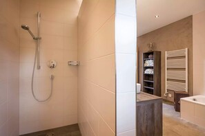 Căn hộ (excl. cleaning fee) | Phòng tắm | Máy sấy tóc, khăn tắm 