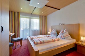 Een bureau, beddengoed