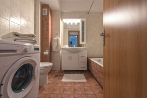 Appartement, 3 chambres | Salle de bain | Ensemble douche/baignoire, articles de toilette gratuits, sĂšche-cheveux