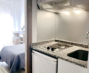 Minikjøleskap og mikrobølgeovn