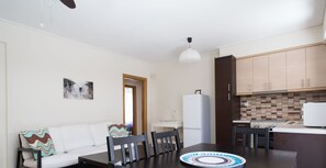Appartement, 3 chambres | Coin séjour