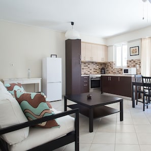 Apartment, 3 Schlafzimmer | Wohnbereich | 20-Zoll-Flachbildfernseher mit Kabelempfang, Smart-TV