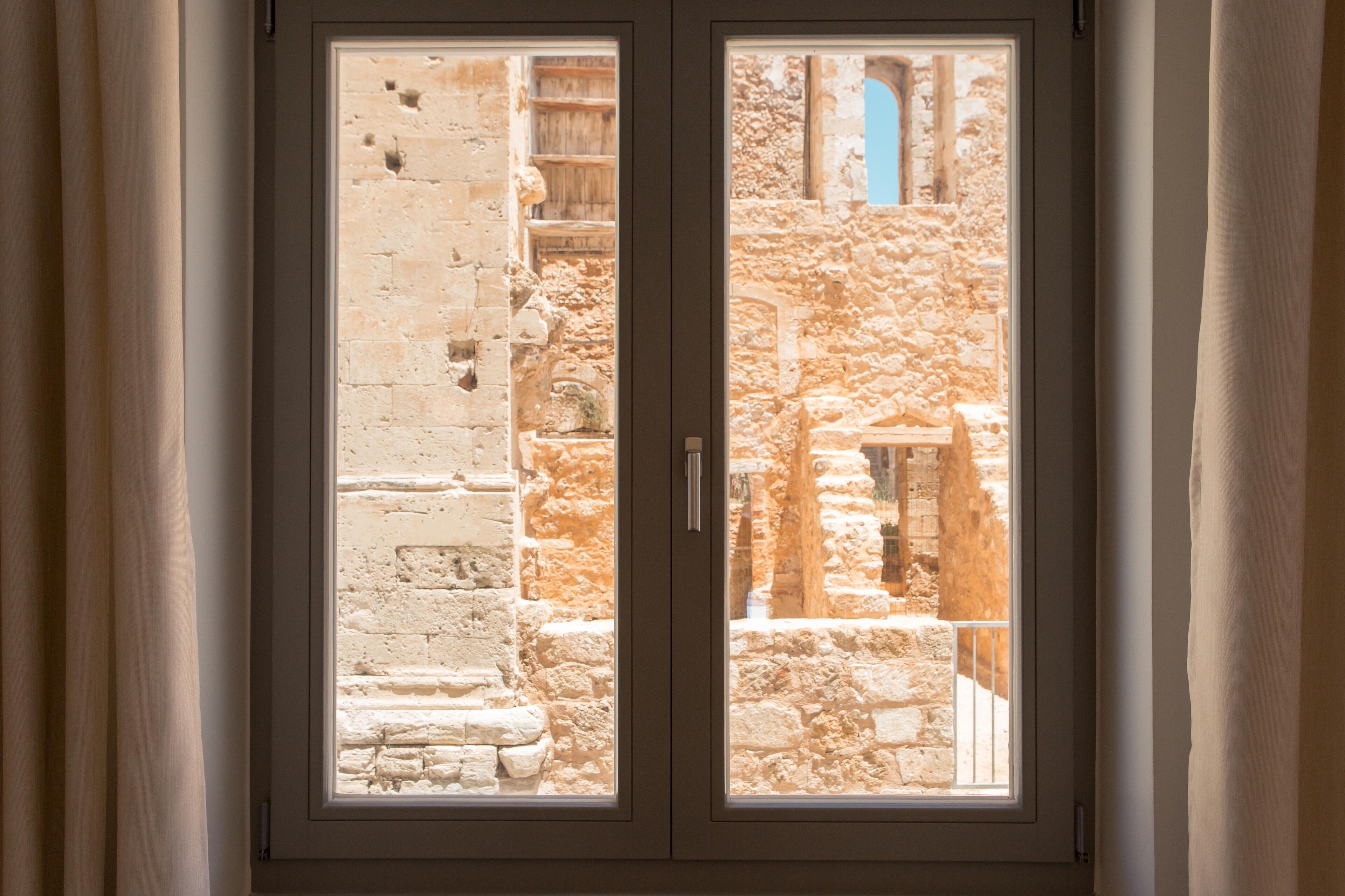 Apartamento premium, 1 quarto, varanda | Área de estar | TV de tela plana 55 polegadas com canais a cabo, Netflix