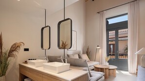 Loftsrom – deluxe | Oppholdsområde | En 55-tommers Flatskjerm-TV med kabel-kanaler samt Netflix
