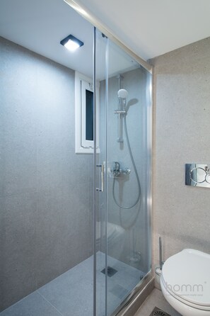 Studio | Bathroom | Shower, free toiletries, hair dryer, towels