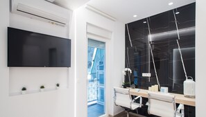 Studio | Living area | 20-inch flat-screen TV with cable channels, Smart TV