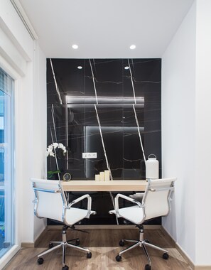 Studio | Living area | 20-inch flat-screen TV with cable channels, Smart TV