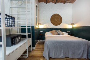 1 soveværelse, pengeskab på værelset, strygejern/strygebræt