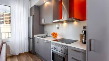 Frigorífic, forn, rentaplats i cafetera i tetera