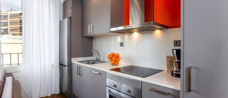 Kühlschrank, Ofen, Geschirrspüler, Wasserkocher mit Kaffee-/Teezubehör