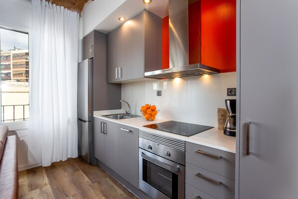 Køleskab, ovn, opvaskemaskine, kaffe-/temaskine