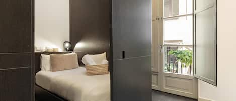 2 bedrooms, in-room safe, iron/ironing board, free WiFi