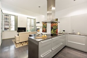 Frigorífico, microondas, horno y lavavajillas