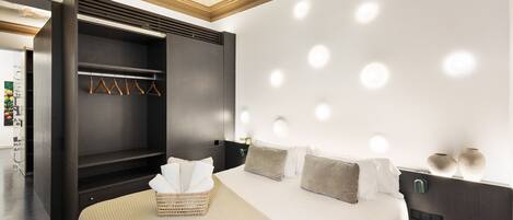1 chambre, coffre-fort, fer et planche Ă repasser