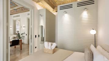 Caja de seguridad en la habitación y tabla de planchar con plancha