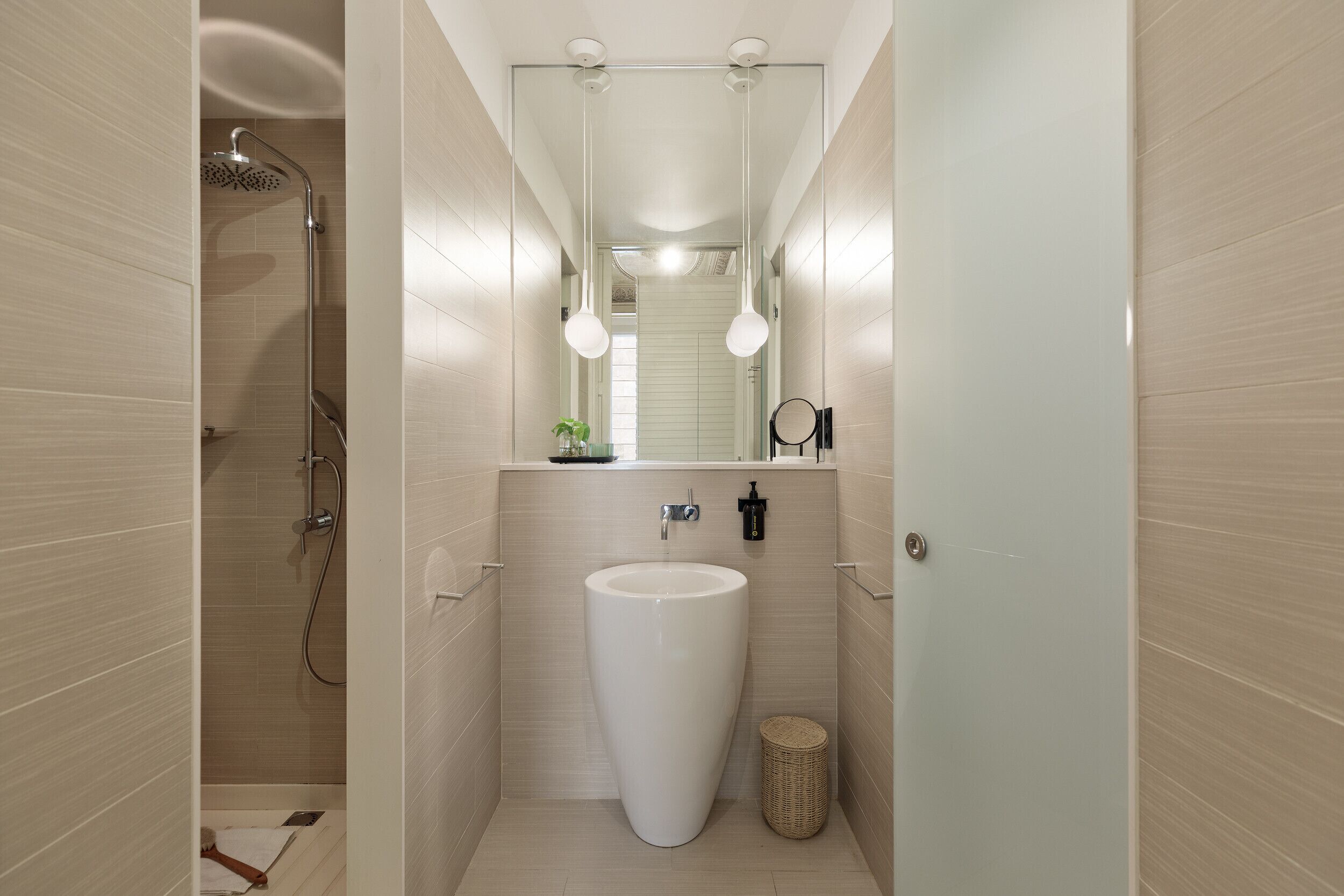 Douche, sèche-cheveux, serviettes fournies