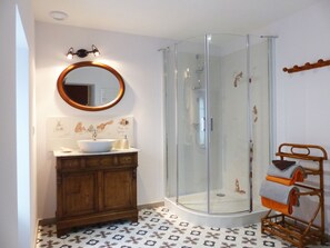 Double Room (Les Eschirous) | Bathroom shower
