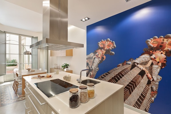 Een koelkast, een microgolfoven, een oven, een vaatwasser