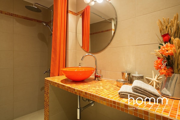 Studio | Bathroom | Shower, free toiletries, hair dryer, towels