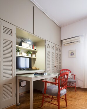 Studio | Khu phòng khách | TV màn hình phẳng 17-inch có truyền hình cáp, Smart TV