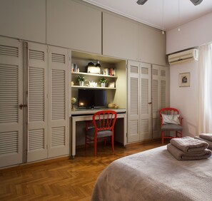 Studio | Living area | 17-inch flat-screen TV with cable channels, Smart TV - Urban Oasis homm Studio on Syntagma (Athens)