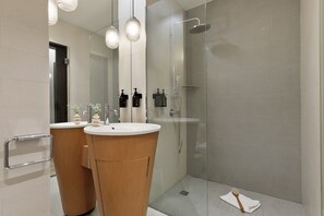 Shower, hair dryer, towels - Modern and comfortable studio in the heart of the city (Barcelona)