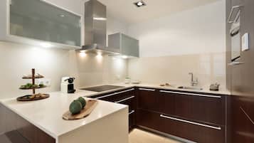 Frigorífico, microondas, horno y lavavajillas