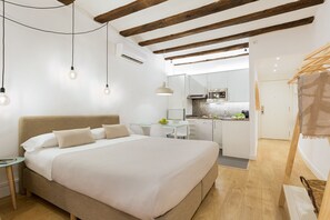 In-room safe, iron/ironing board, free WiFi, bed sheets - Cozy and elegant studio in the city center (Barcelona)