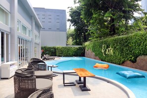 Una piscina al aire libre