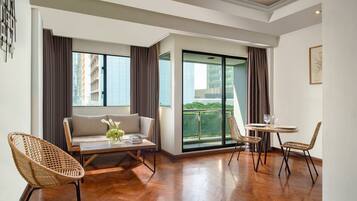 Executive Studio | Living area | 42-inch LED TV with satellite channels, TV