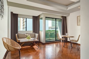 Executive Studio | Living area | 42-inch LED TV with satellite channels, TV