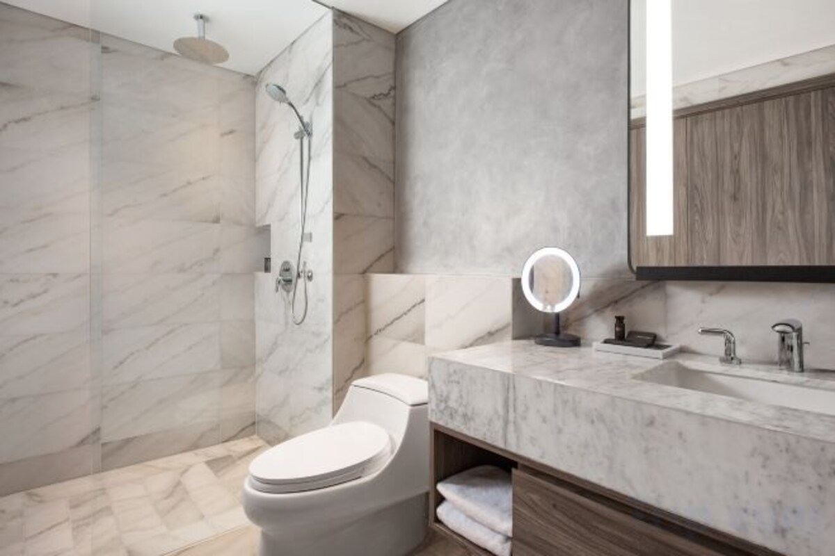 Baño | Artículos de higiene personal gratuitos, secador de pelo y zapatillas