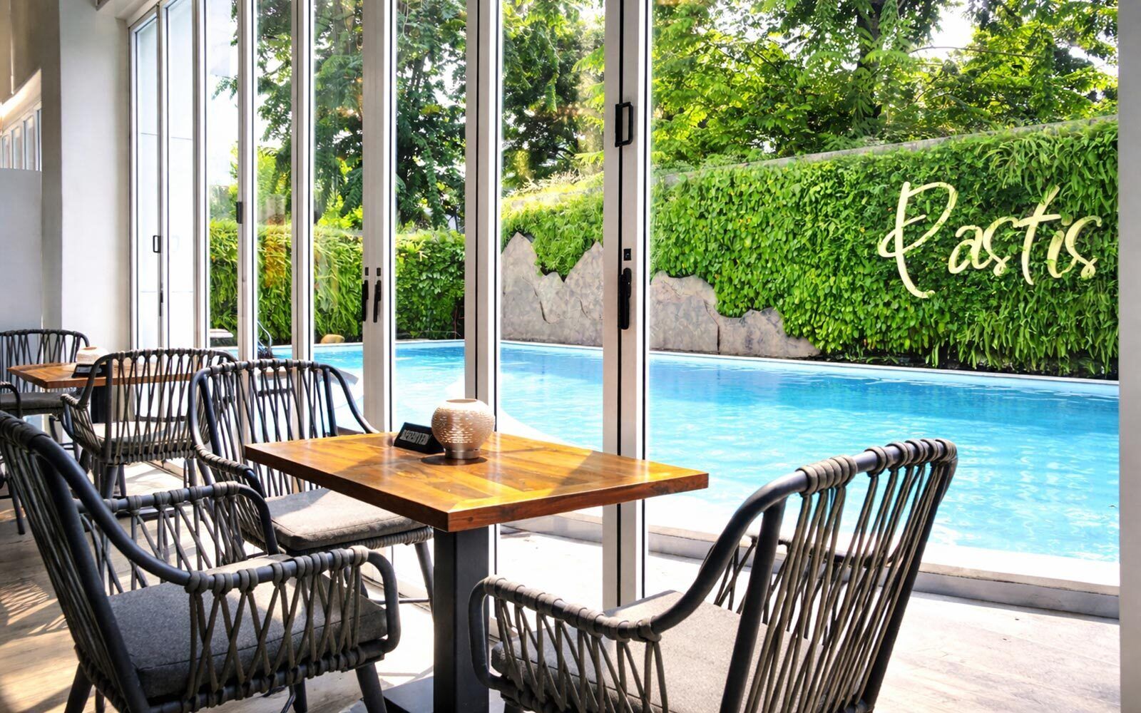 Una piscina al aire libre