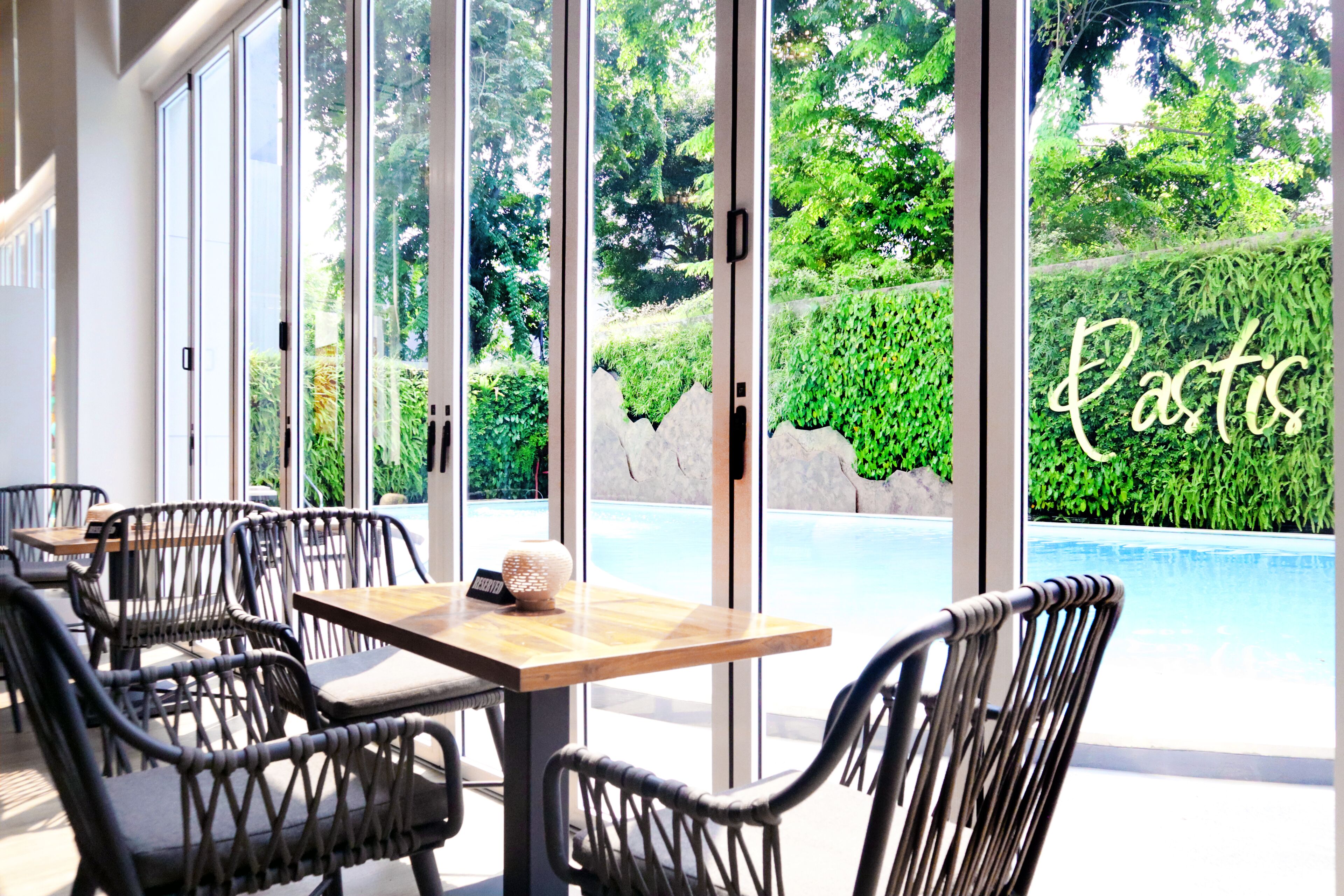 Melayani sarapan, makan siang, dan makan malam