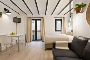 In-room safe, iron/ironing board, free WiFi, bed sheets - Cozy and elegant studio in the city center (Barcelona)