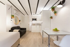 In-room safe, iron/ironing board, free WiFi, bed sheets - Cozy and elegant studio in the city center (Barcelona)
