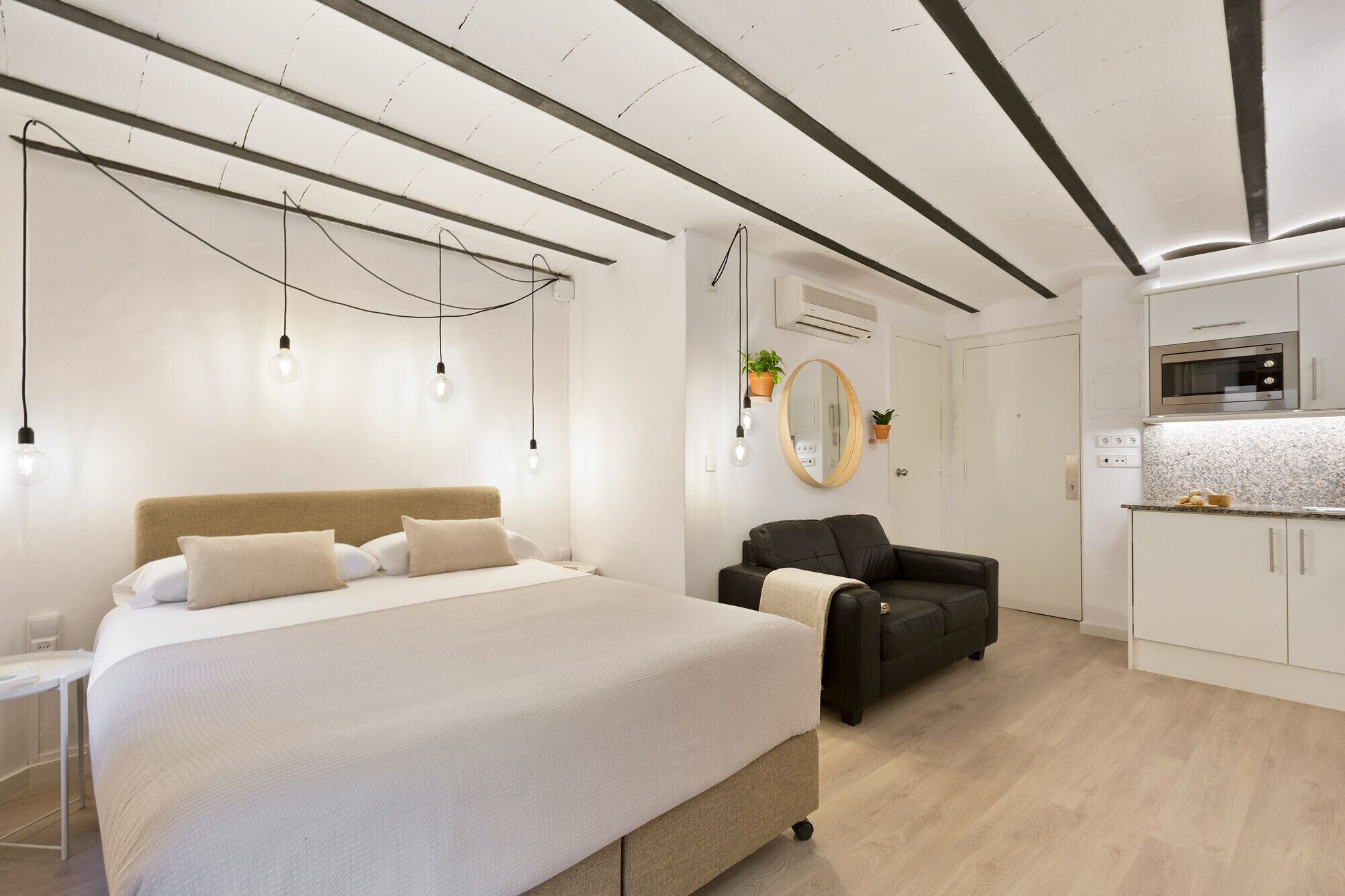 خزنة داخل الغرفة ومكواة/لوح كي وواي فاي مجانًا وملاءات أسرّة