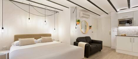 Een kluis op de kamer, een strijkplank/strijkijzer, gratis wifi