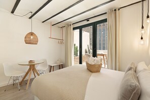 Een kluis op de kamer, een strijkplank/strijkijzer, gratis wifi