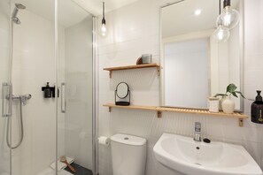 Dusche, Haartrockner, Handtücher