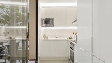 Frigorífico, microondas, horno y lavavajillas