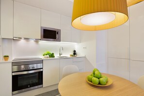 Een koelkast, een microgolfoven, een oven, een vaatwasser