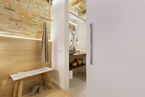 Een douche, een haardroger, handdoeken