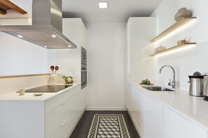 Een koelkast, een microgolfoven, een oven, een vaatwasser