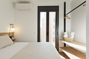 1 dormitori, caixa forta a l'habitació i planxa i posts de planxar 