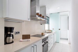 Een koelkast, een microgolfoven, een oven, een vaatwasser