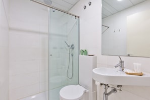 Een bad, een haardroger, handdoeken