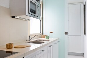 Fridge, microwave, oven, dishwasher - Comfortable and central apartment in Plaza Catalunya (Barcelona)